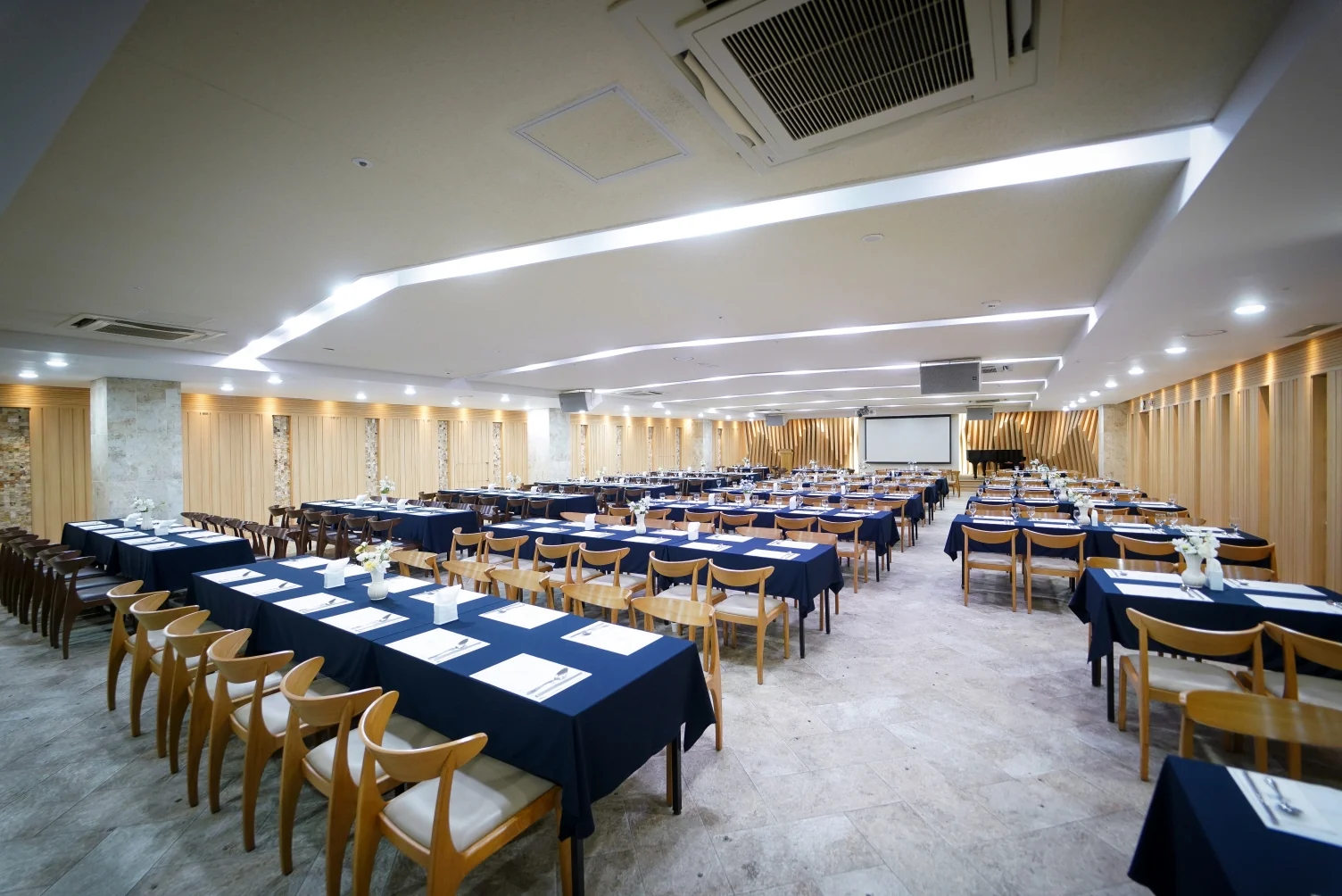 Garden Hall · 연회 공간